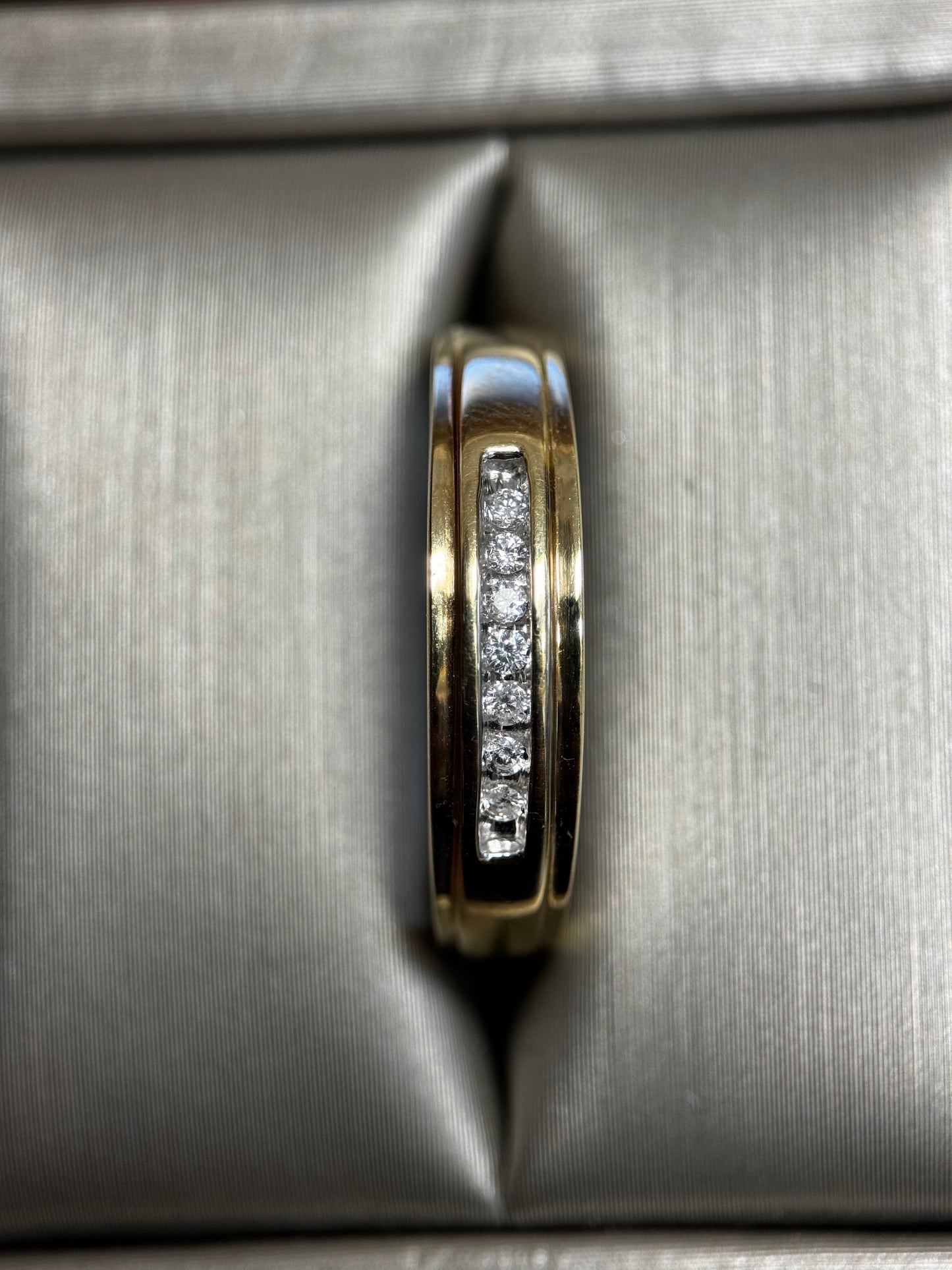MEN'S 7 ROUND DIAMOND BAND IN 10k Yellow GOLD 1/4ctw