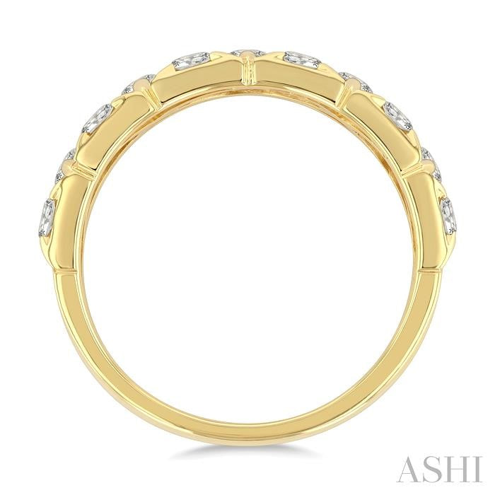 7/8 Ctw Triangle Pattern Round Cut Diamond Half Eternity Fashion Band in 14K Yellow Gold