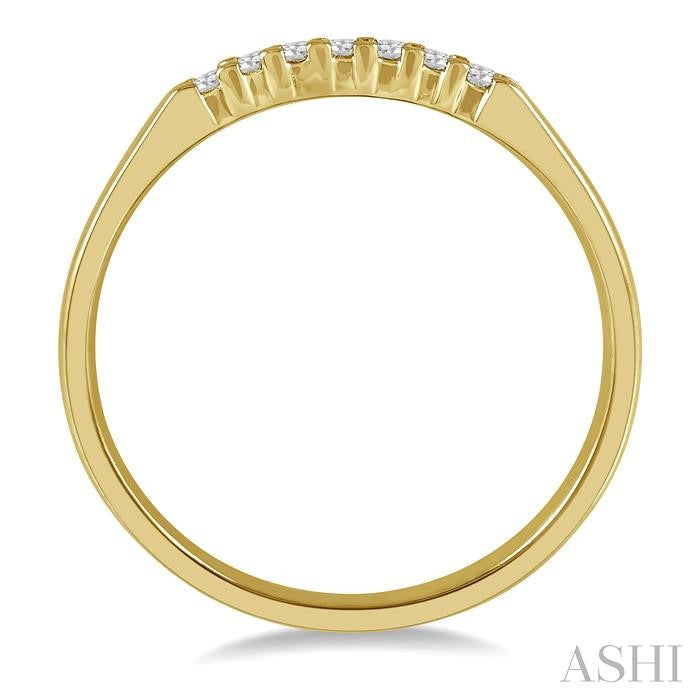 1/10 Ctw 7 Stone Round Cut Diamond Wedding Band in 14K Yellow Gold