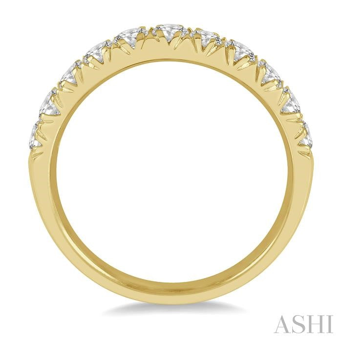 3/4 Ctw 11 Stone Round Cut Diamond Wedding Band in 14K Yellow Gold