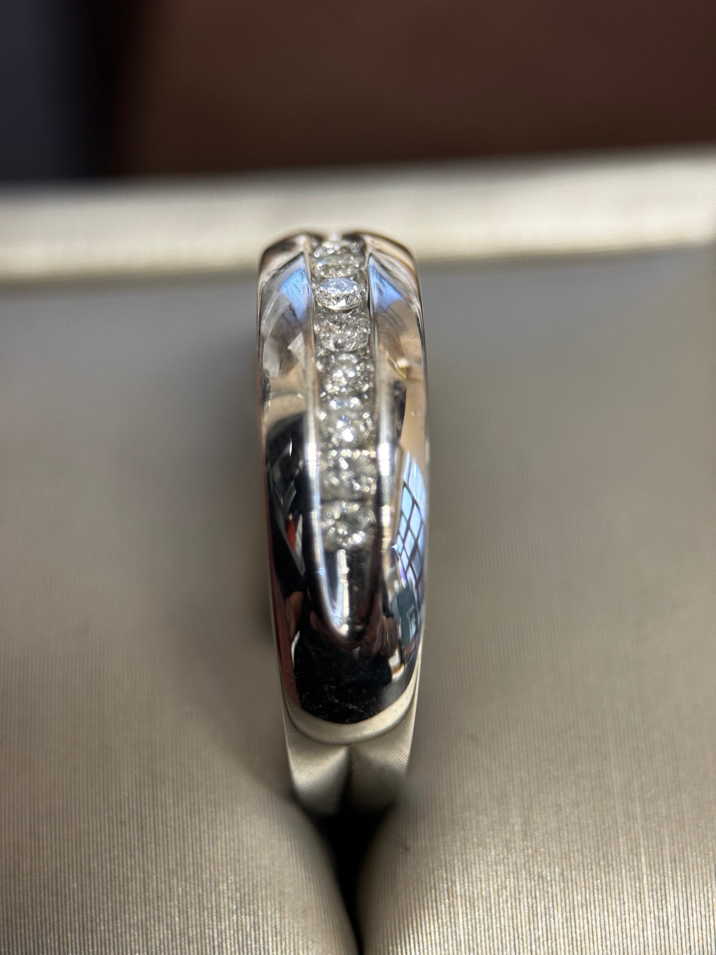 MEN'S 8 ROUND DIAMOND BAND IN 10k WHITE GOLD 1/4ctw