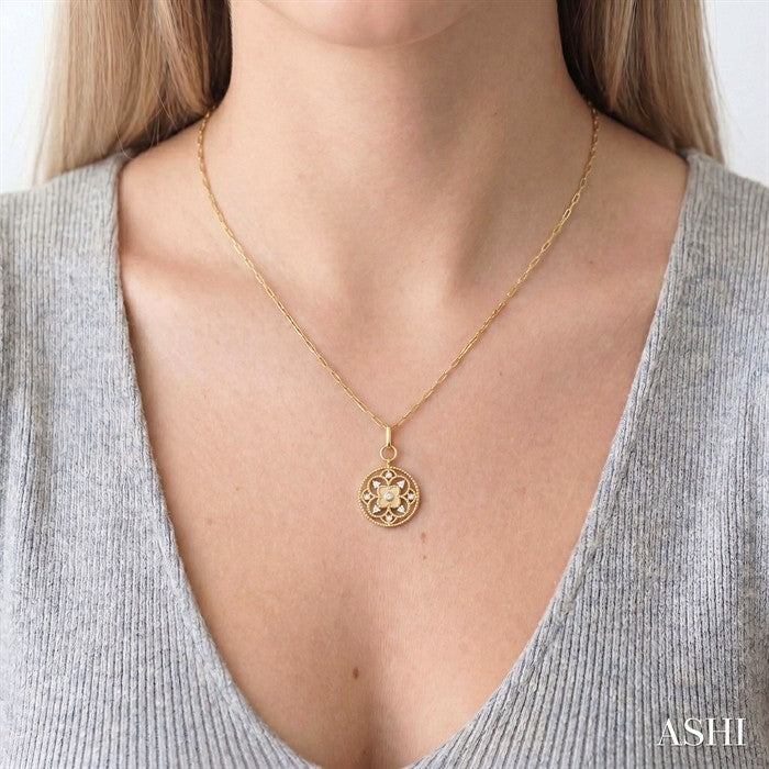 1/4 Ctw Circle Floral Carving Round Cut Diamond Fashion Pendant With Paperclip Chain in 14K Yellow Gold