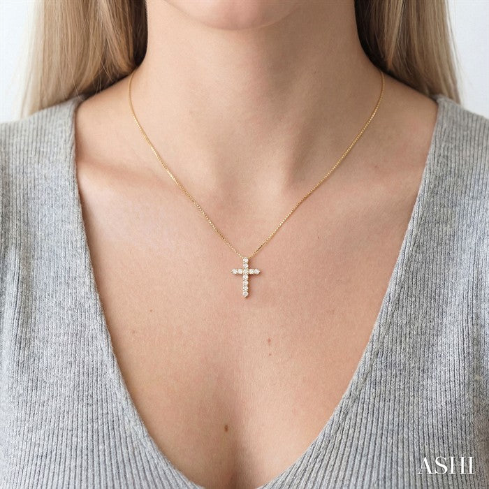1 Ctw Round Cut Diamond Cross Pendant in 14K Yellow Gold with Chain
