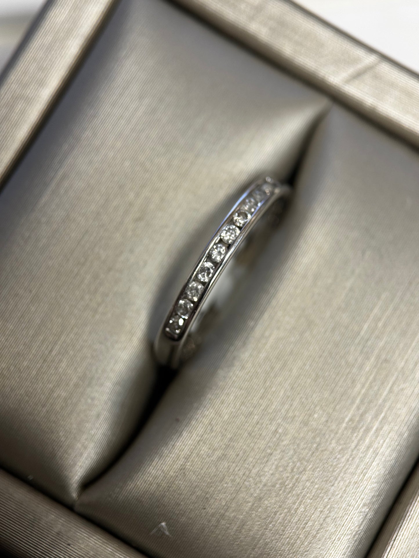 10k 1/10ctw White gold diamond Band