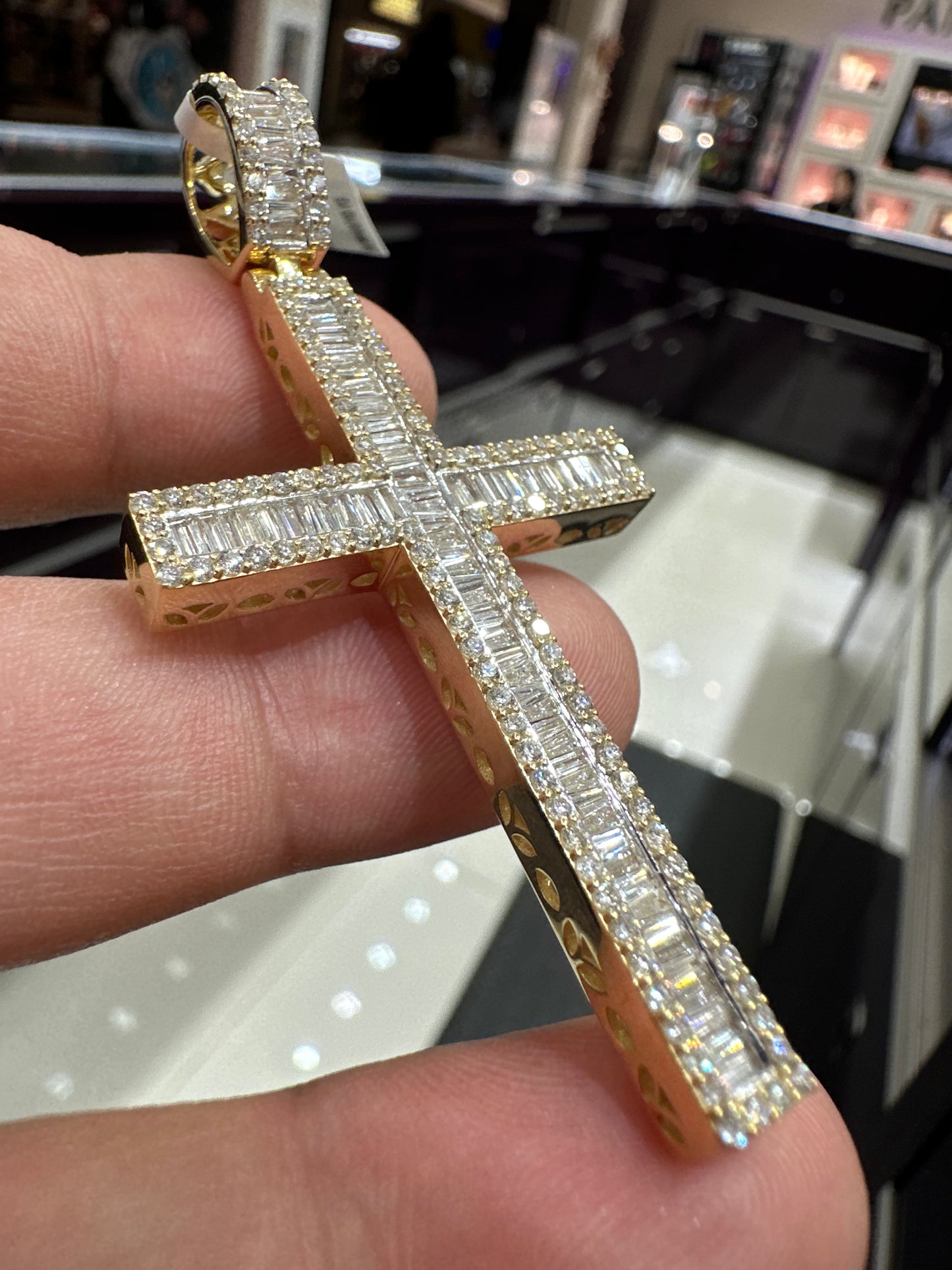 10K GOLD BAGUETTE AND ROUND DIAMOND CROSS PENDANT 2.59CT
WITH CHAIN 2inch
