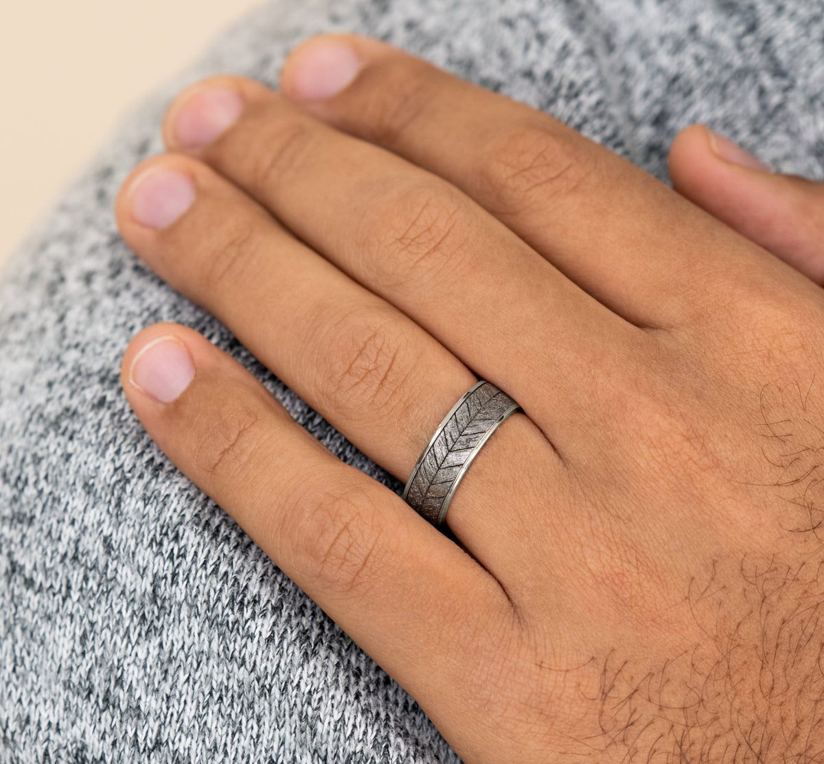 THE CHEVRON 7.5mm 14K White/Tantalum Grey Benchmark men's wedding band