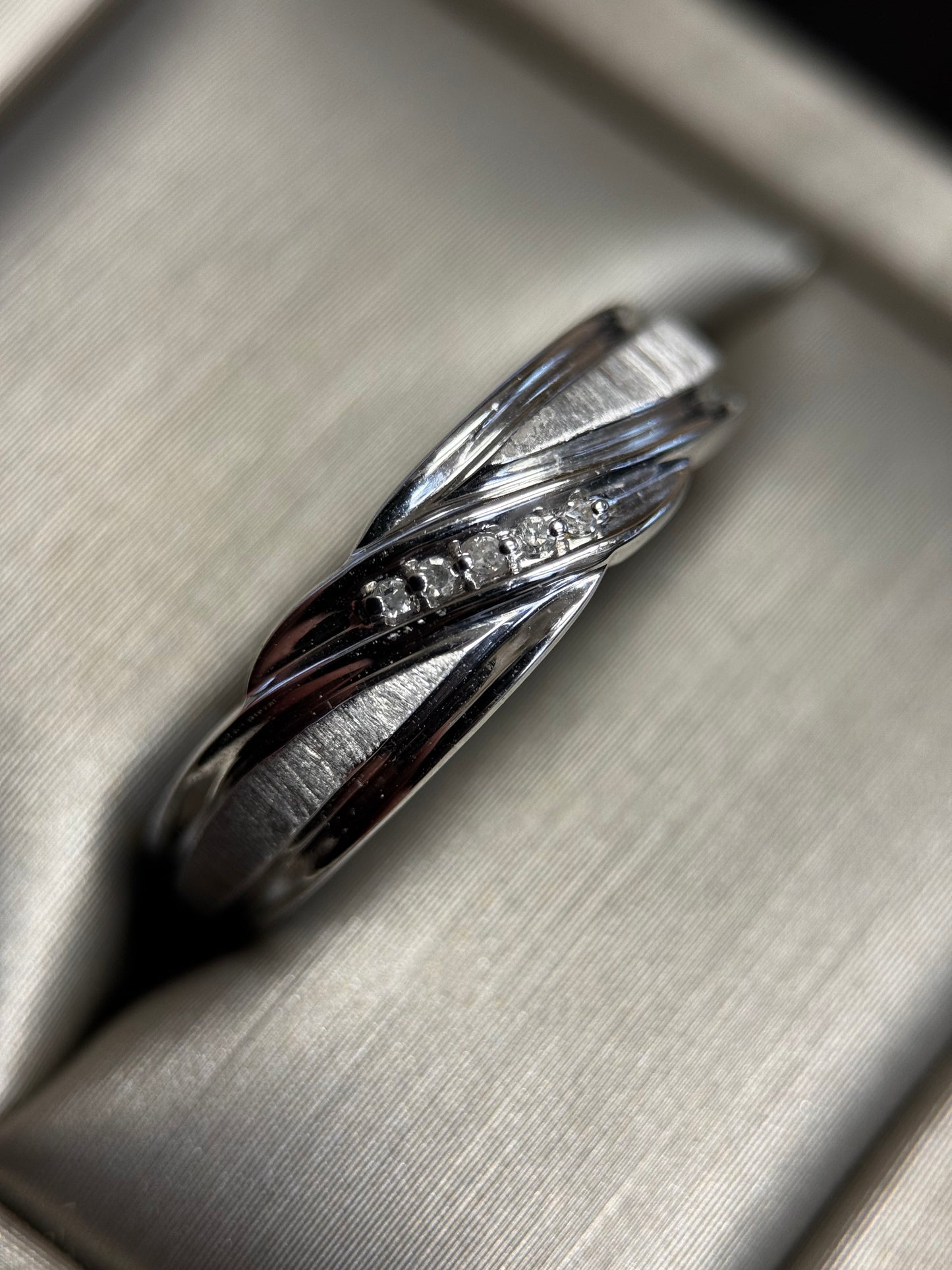 MEN'S 5 ROUND DIAMOND BAND IN 10k white GOLD 1/10ctw