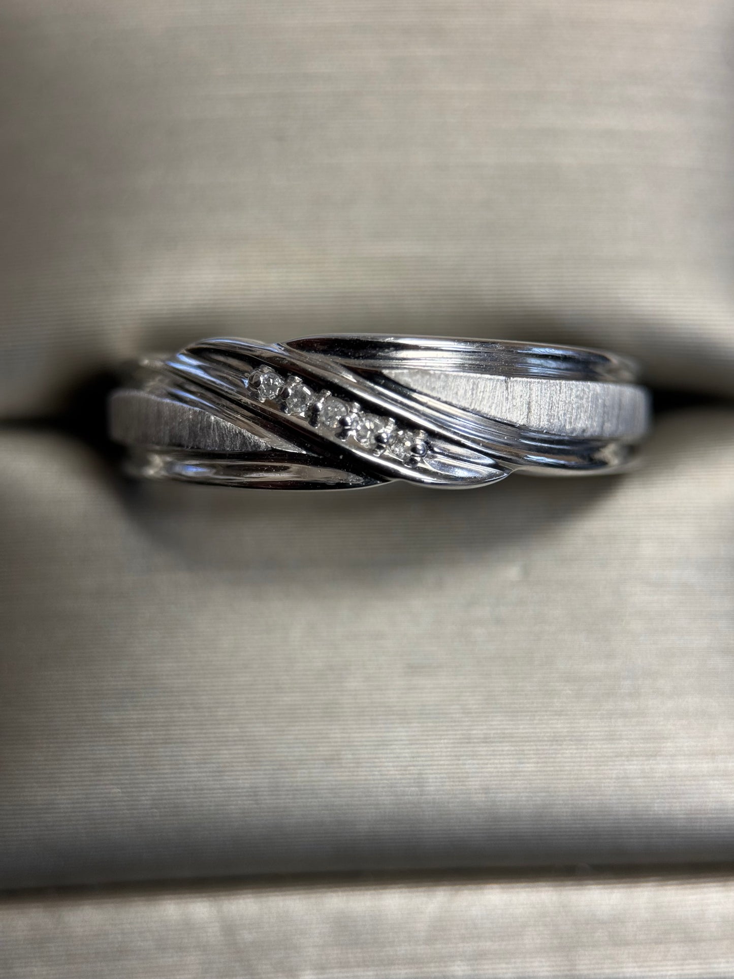 MEN'S 5 ROUND DIAMOND BAND IN 10k white GOLD 1/10ctw