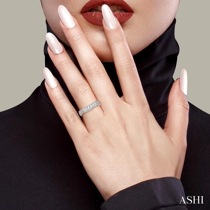 1/4 Ctw Curved Center Milgrain Border Round Cut Diamond Wedding Band in 14K White Gold