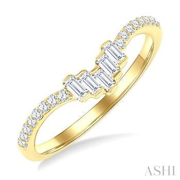 1/4 Ctw Baguette Cut Chevron Centerpiece Round Cut Diamond Wedding Band in 14K Yellow Gold
