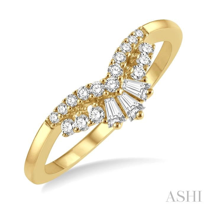 1/4 Ctw Chevron Center Baguette and Round Cut Diamond Wedding Band in 14K Yellow Gold