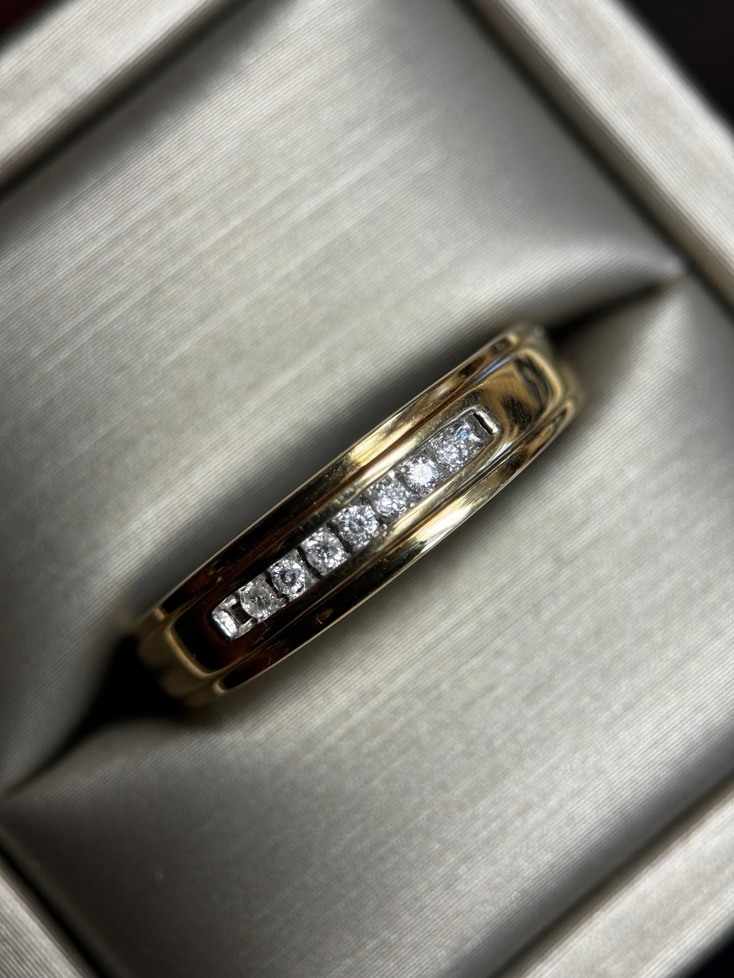 MEN'S 7 ROUND DIAMOND BAND IN 10k Yellow GOLD 1/4ctw