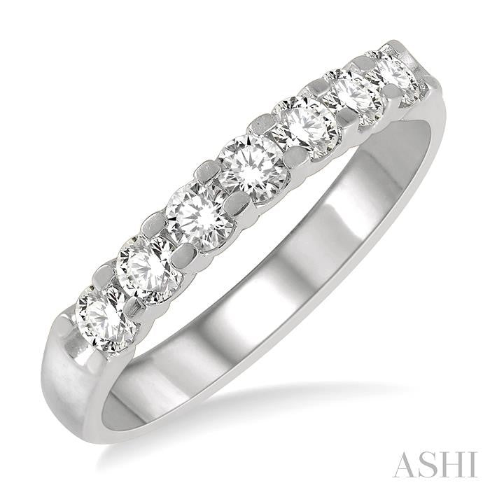 3/4 Ctw 7 Stone Round Cut Diamond Wedding Band in Platinum
