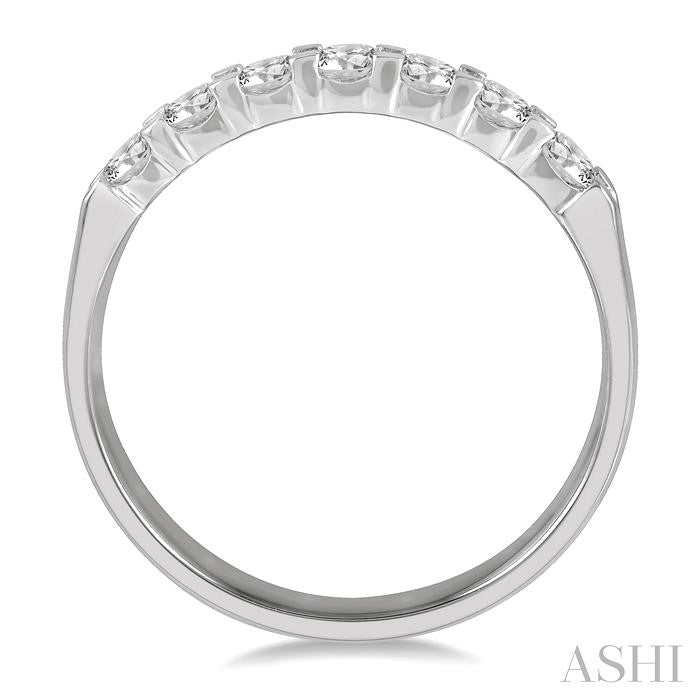 1/2 Ctw 7 Stone Round Cut Diamond Wedding Band in Platinum