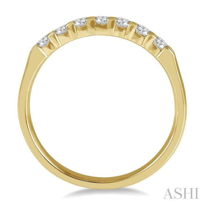 1/3 Ctw 7 Stone Round Cut Diamond Wedding Band in 14K Yellow Gold