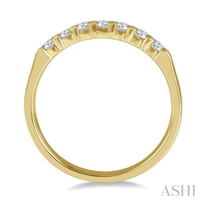 1/4 Ctw 7 Stone Round Cut Diamond Wedding Band in 14K Yellow Gold