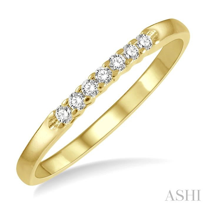 1/10 Ctw 7 Stone Round Cut Diamond Wedding Band in 14K Yellow Gold