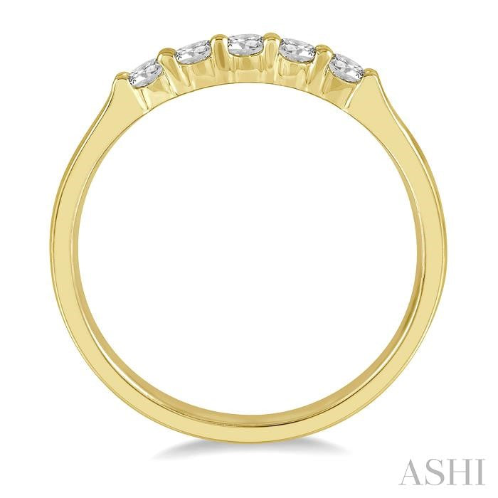 1/4 Ctw 5 Stone Round Cut Diamond Wedding Band in 14K Yellow Gold