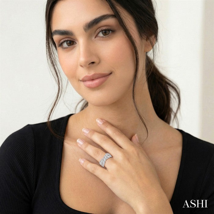 1 1/4 Ctw Split Cross Over Baguette and Round Cut Diamond Fashion Ring in 14K White Gold