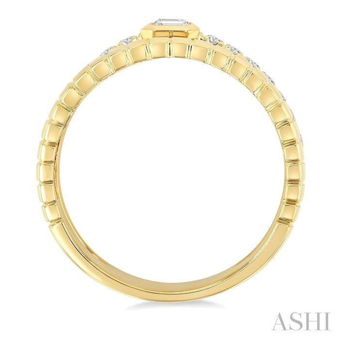 1/2 Ctw Split Twin Row Bezel Set Emerald and Round Cut Diamond Fashion Ring in 14K Yellow Gold