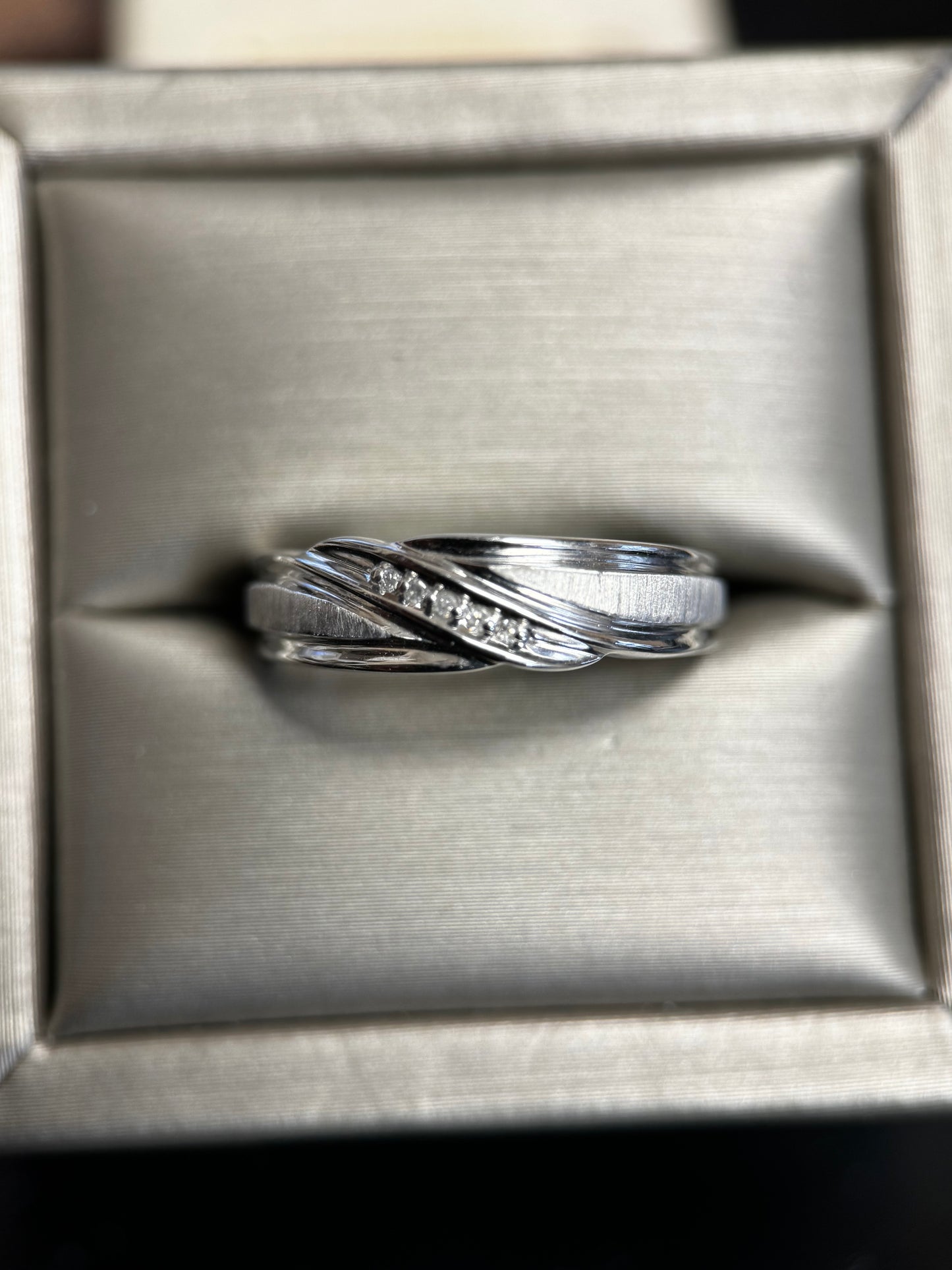 MEN'S 5 ROUND DIAMOND BAND IN 10k white GOLD 1/10ctw