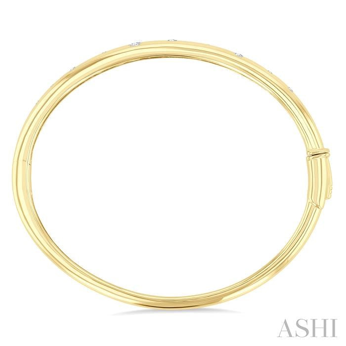 1/2 Ctw Round Cut Diamond Mosaic Fashion Bangle in 10K Yellow Gold