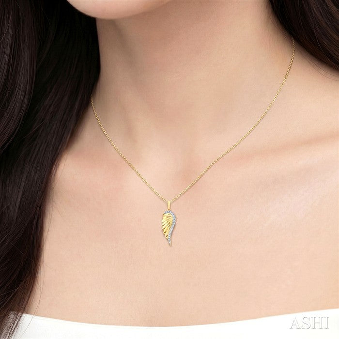 1/5 Ctw Fluted Texture Angel Wing Round Cut Diamond Pirouette Fashion Pendant With Chain in 10K Yellow Gold