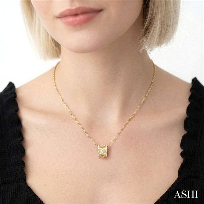 1/2 Ctw Round Cut Diamond Clover Fashion Pendant With Chain in 14K Yellow Gold