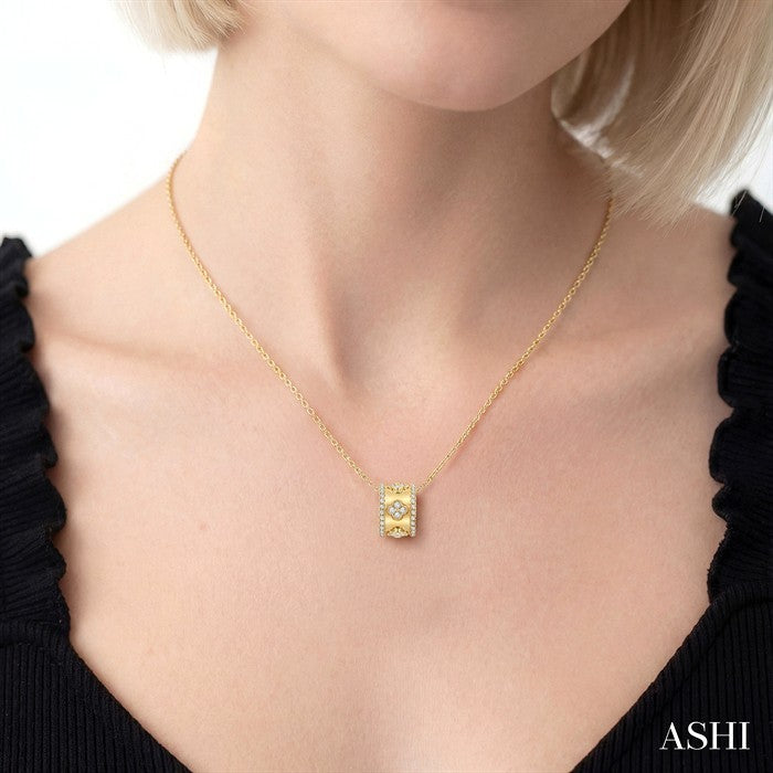 1/2 Ctw Round Cut Diamond Clover Fashion Pendant With Chain in 14K Yellow Gold