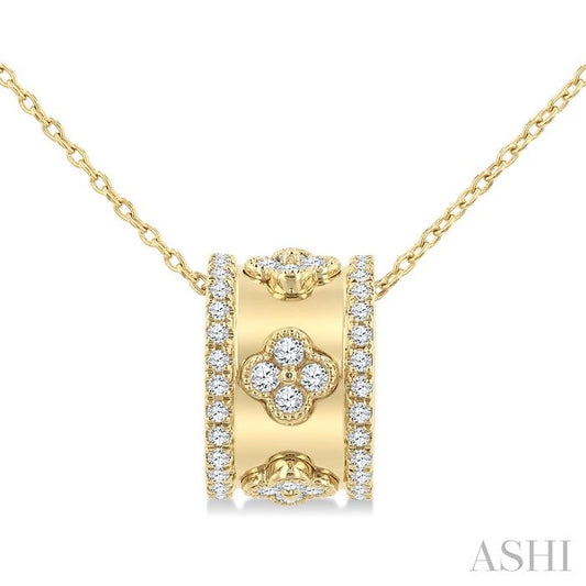 1/2 Ctw Round Cut Diamond Clover Fashion Pendant With Chain in 14K Yellow Gold