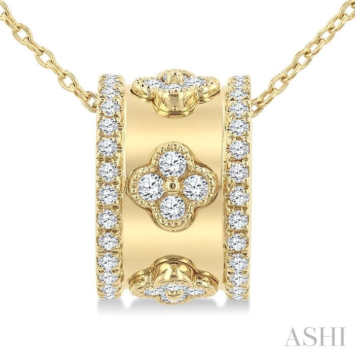 1/2 Ctw Round Cut Diamond Clover Fashion Pendant With Chain in 14K Yellow Gold