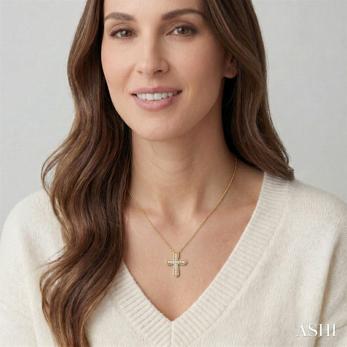 1/6 Ctw Round Cut Diamond Cross Petite Fashion Pendant With Chain in 10K Yellow Gold