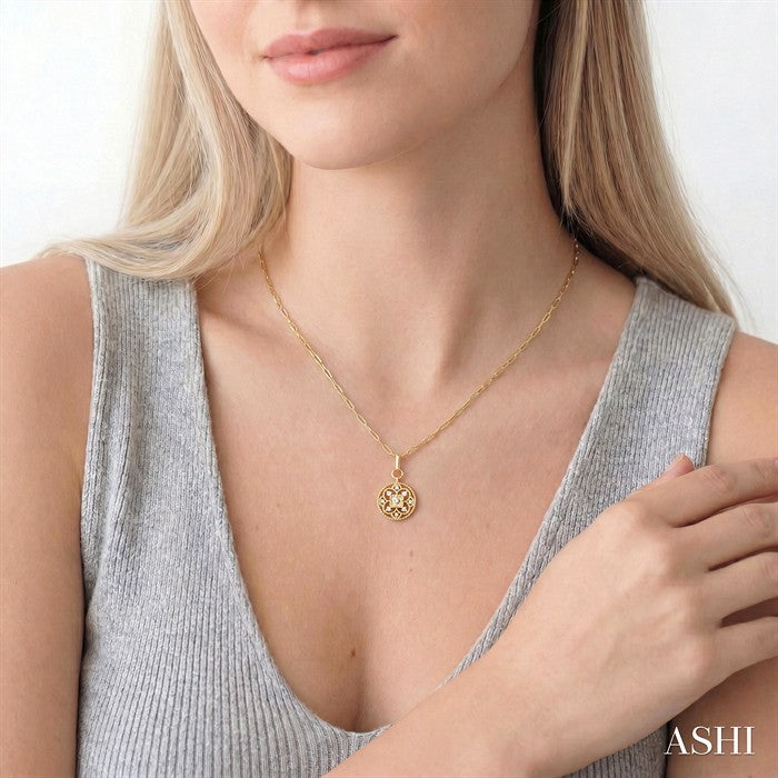 1/4 Ctw Circle Floral Carving Round Cut Diamond Fashion Pendant With Paperclip Chain in 14K Yellow Gold