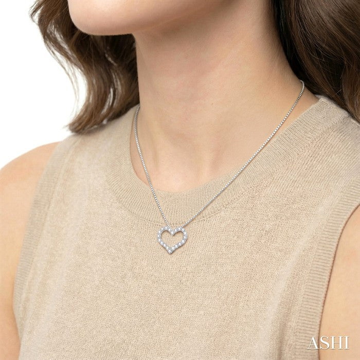 1 Ctw Heart Shape Round Cut Diamond Pendant With Chain in 14K White Gold