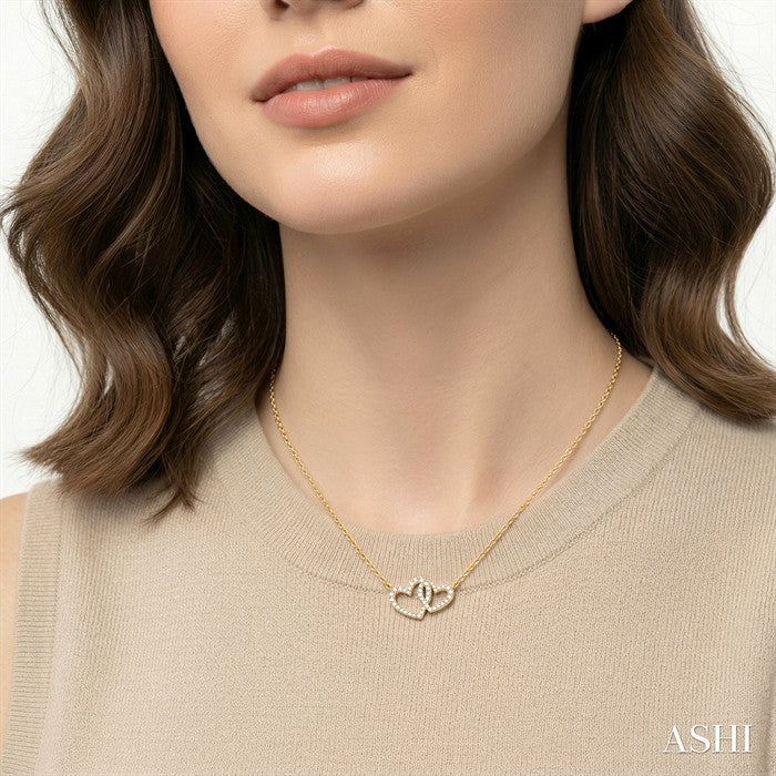 1/4 Ctw Interlocked Heart Round Cut Diamond Fashion Pendant With Chain in 10K Yellow Gold