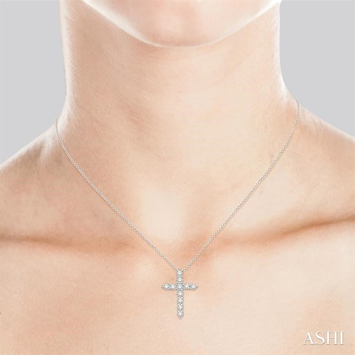3/4 Ctw Round Cut Diamond Cross Pendant in 14K White Gold with Chain