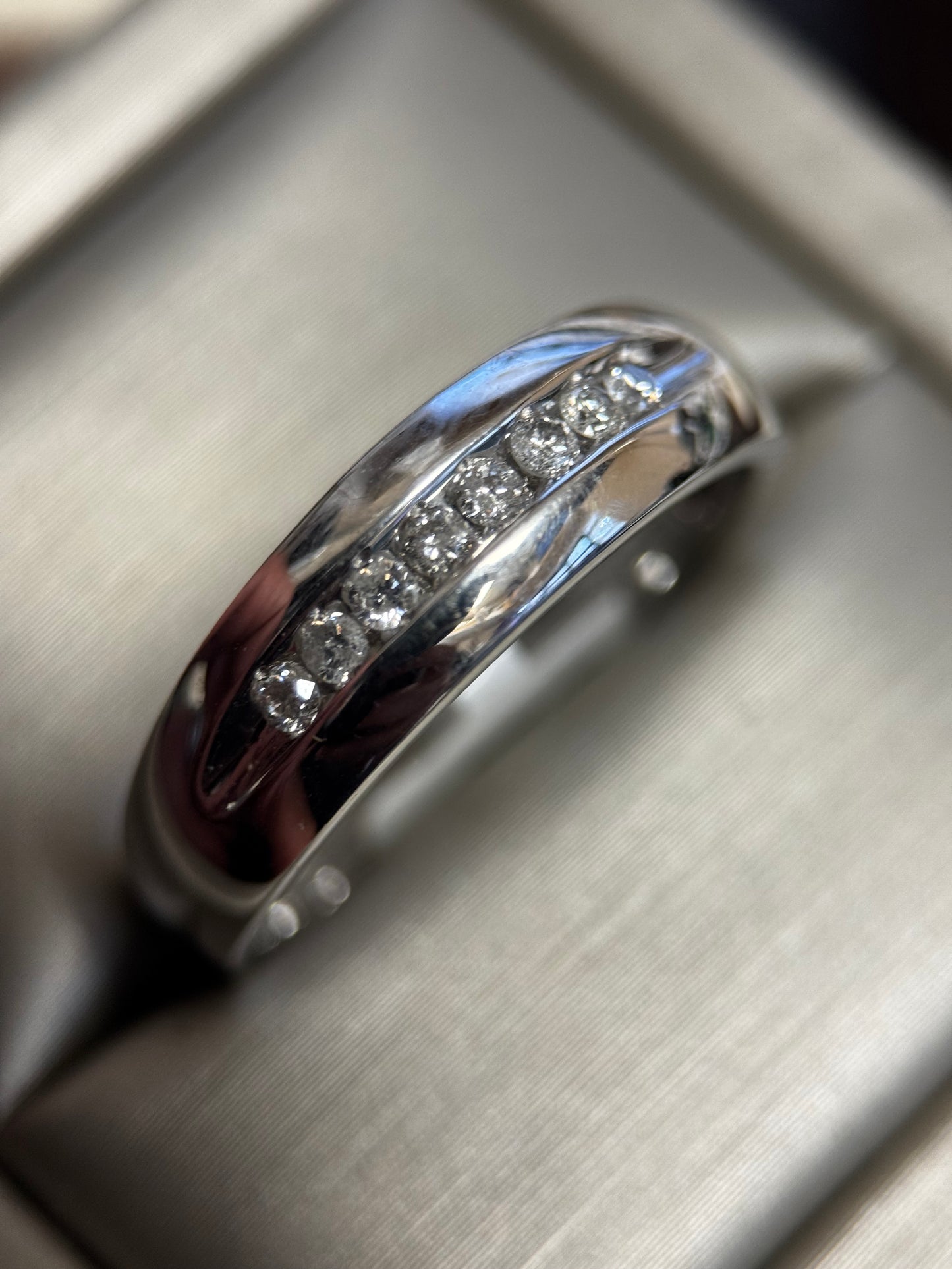 MEN'S  8 ROUND DIAMOND BAND IN 10k WHITE GOLD 1/4ctw