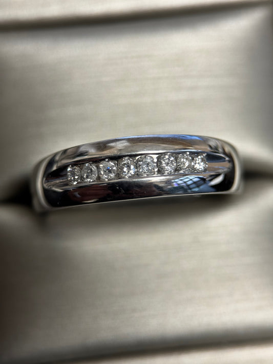 MEN'S 8 ROUND DIAMOND BAND IN 10k WHITE GOLD 1/4ctw