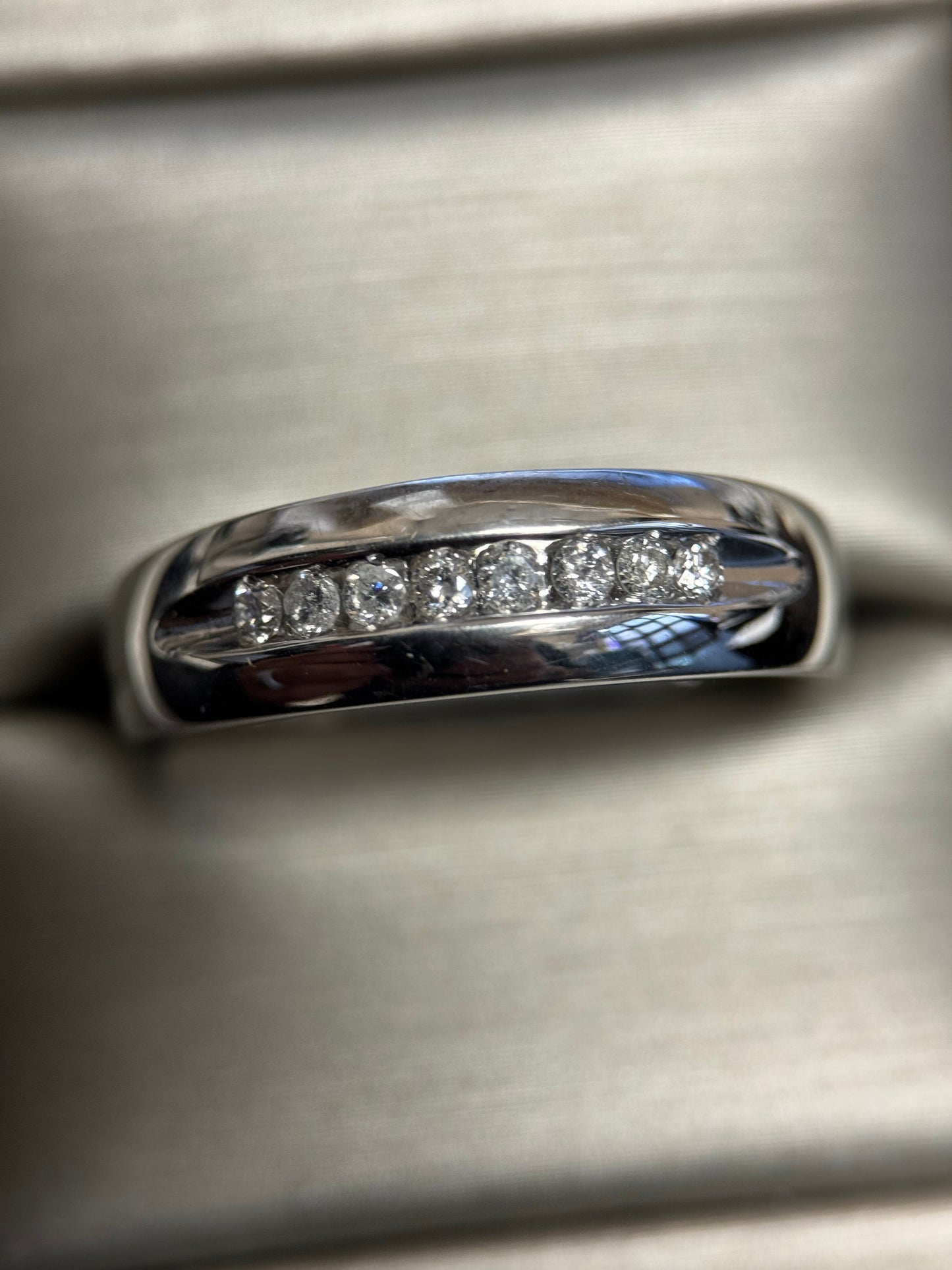 MEN'S  8 ROUND DIAMOND BAND IN 10k WHITE GOLD 1/4ctw