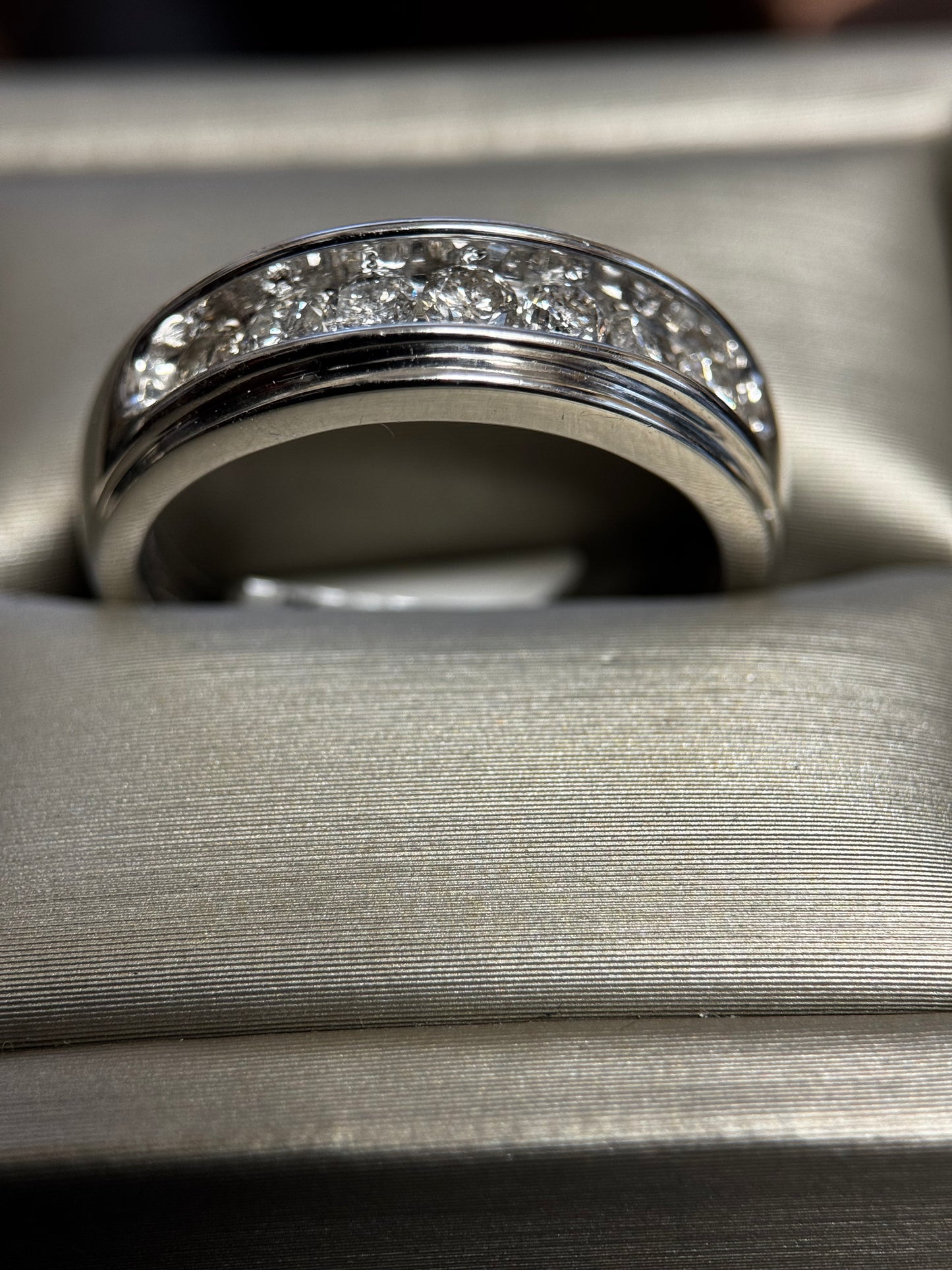 MEN'S  7 ROUND DIAMOND BAND IN 14k WHITE GOLD