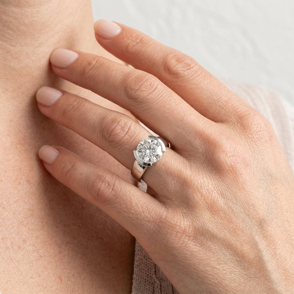 ENGAGEMENT RINGS SOLITAIRES ROUND - worn lifestyle photo