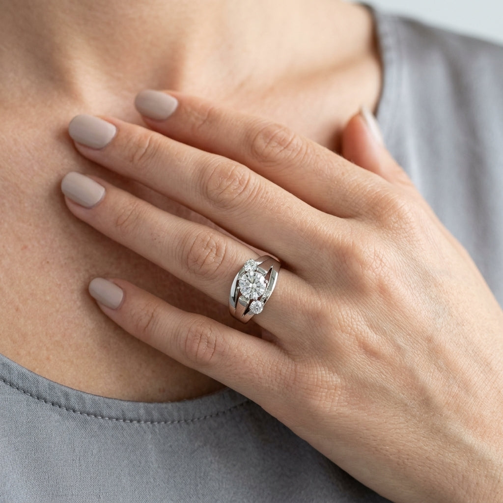 ENGAGEMENT RINGS SOLITAIRES ROUND - worn lifestyle photo