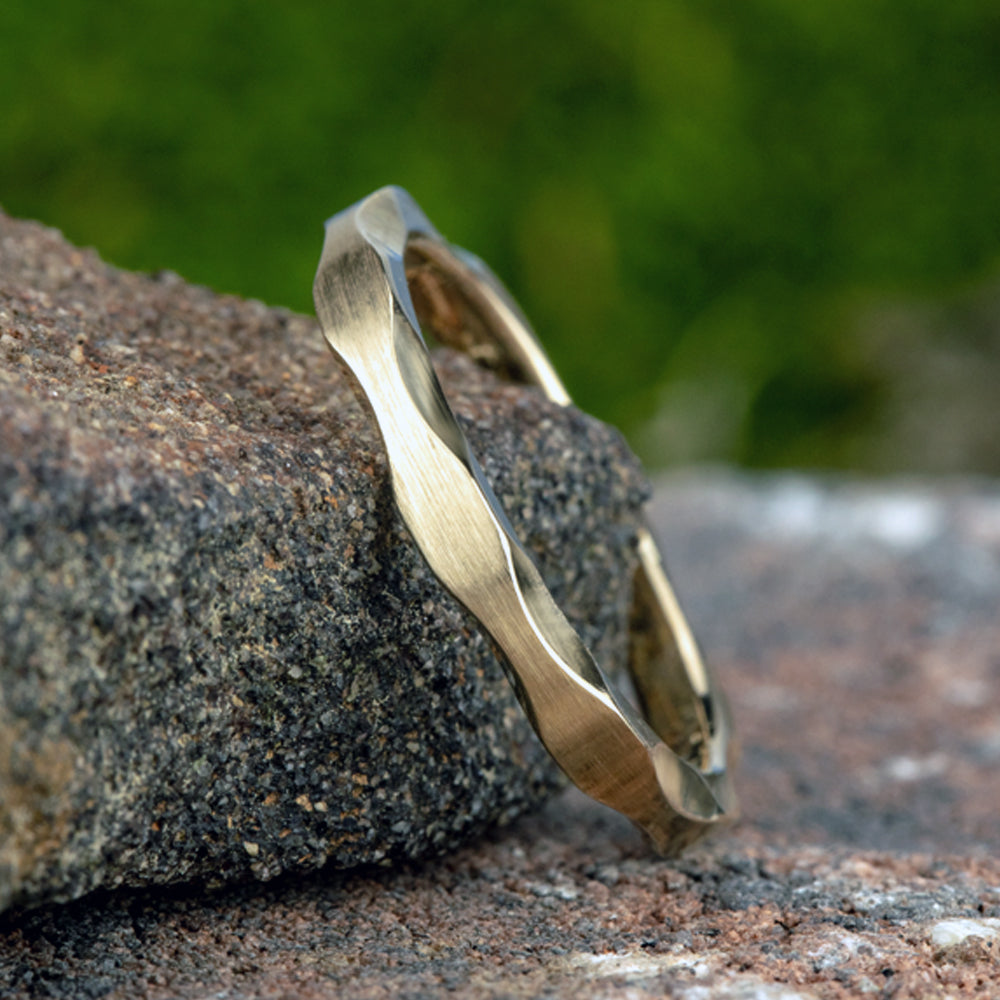 THE STAR 2.5mm 14K Yellow Benchmark men's wedding band