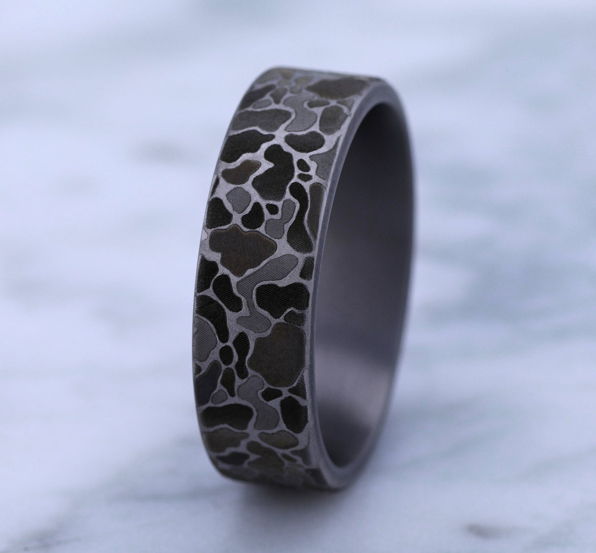 THE DUCK CAMO 7mm Tantalum Grey Benchmark men's wedding band