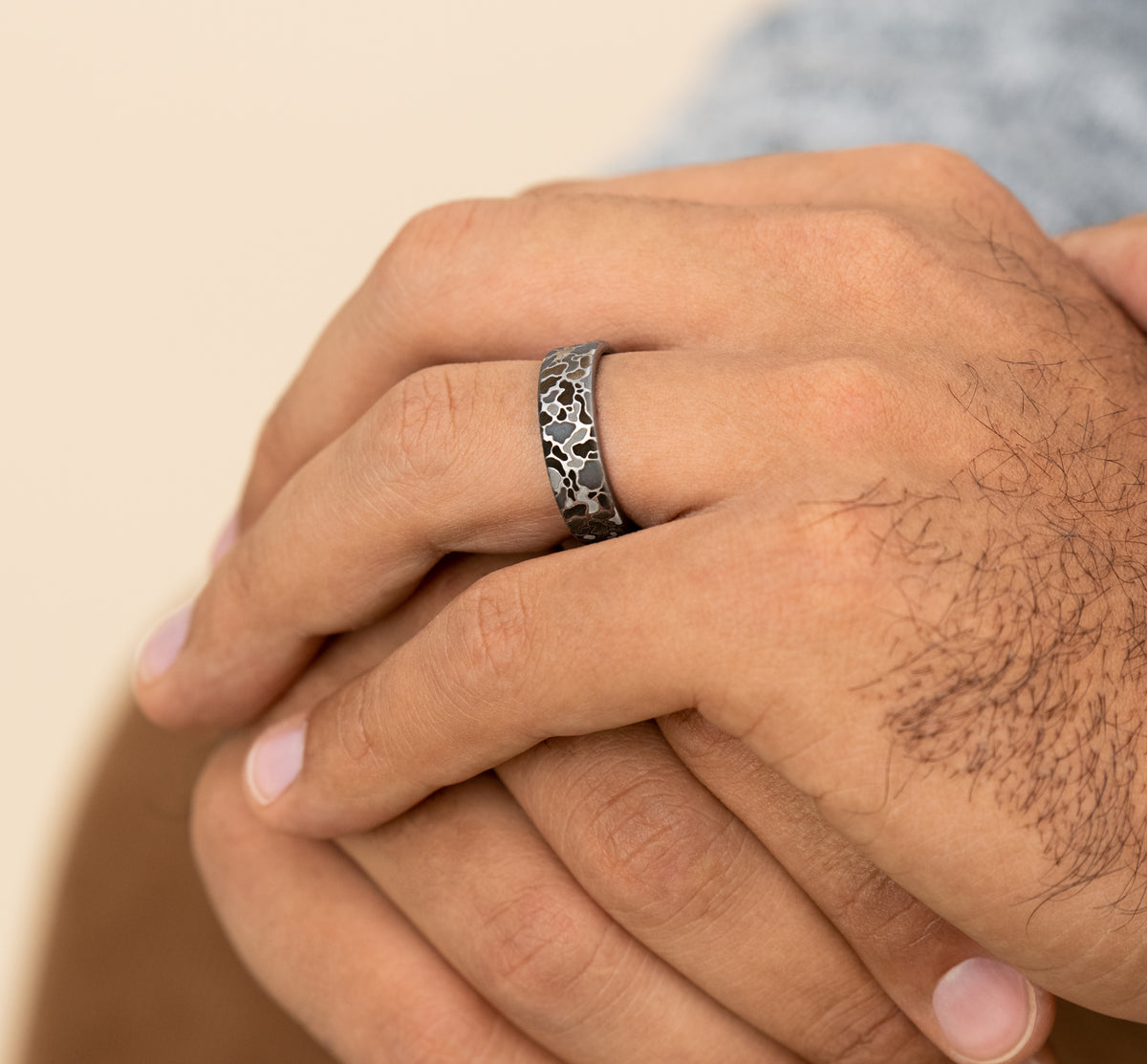 THE DUCK CAMO 7mm Tantalum Grey Benchmark men's wedding band