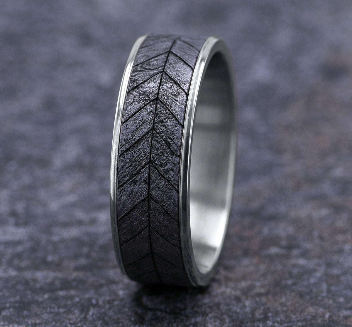 THE CHEVRON 7.5mm 14K White/Tantalum Grey Benchmark men's wedding band