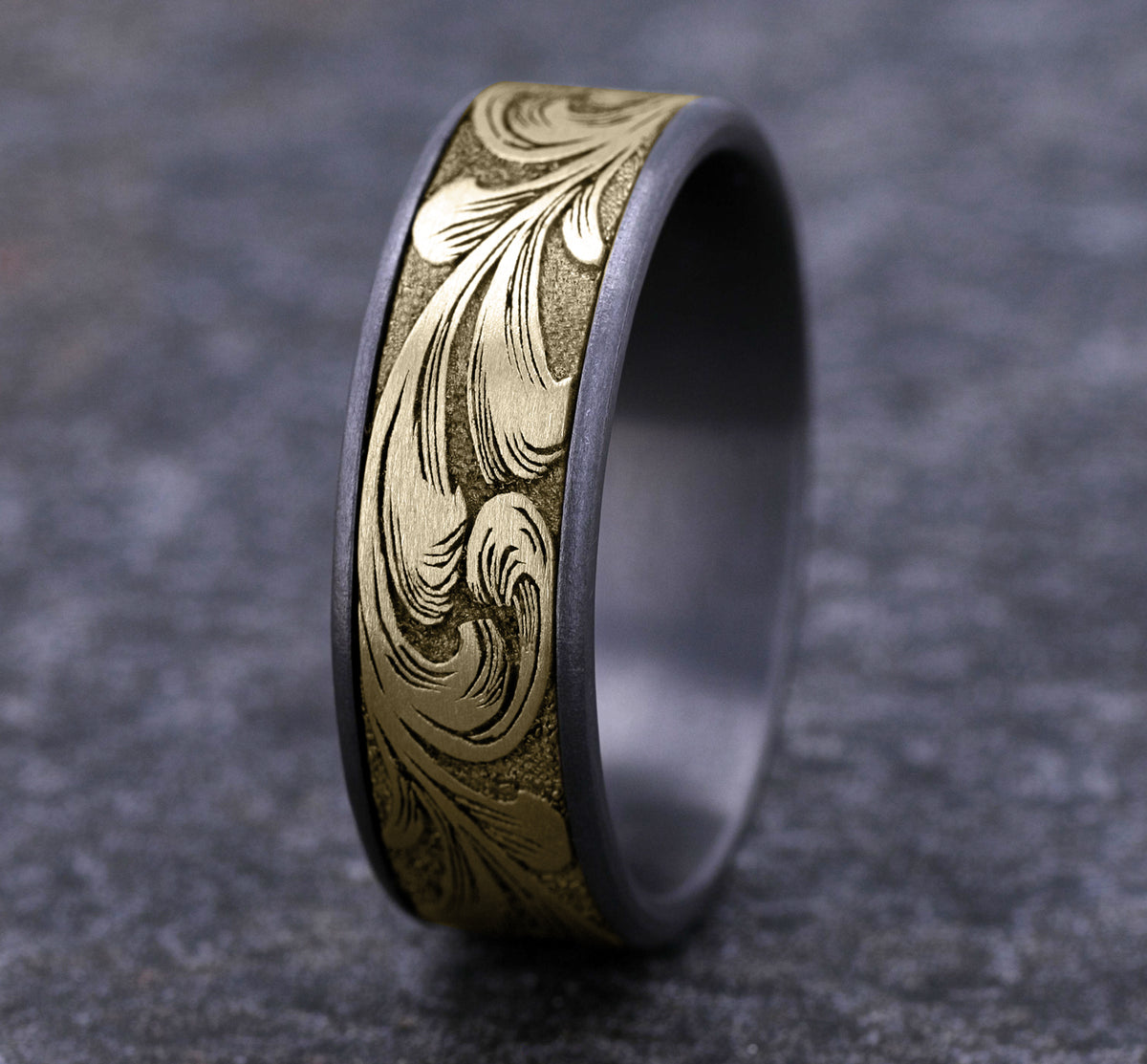 THE BARREL SCRIPT 7.5mm Tantalum Grey/14K Yellow Benchmark men's wedding band