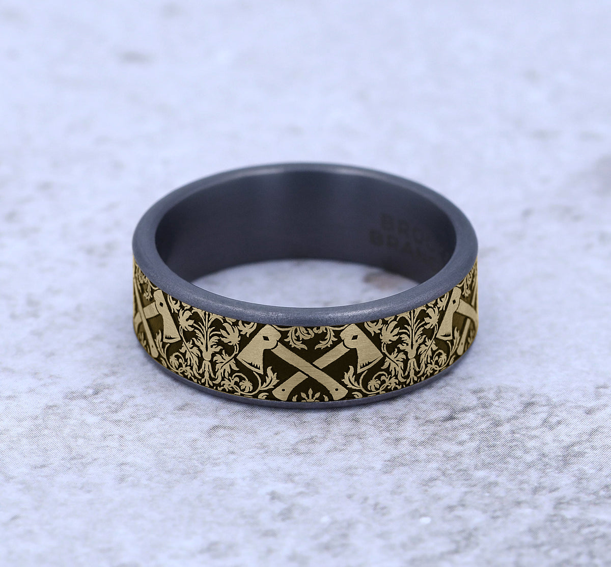 THE HOTSHOT 7.5mm Tantalum Grey/14K Yellow Benchmark men's wedding band